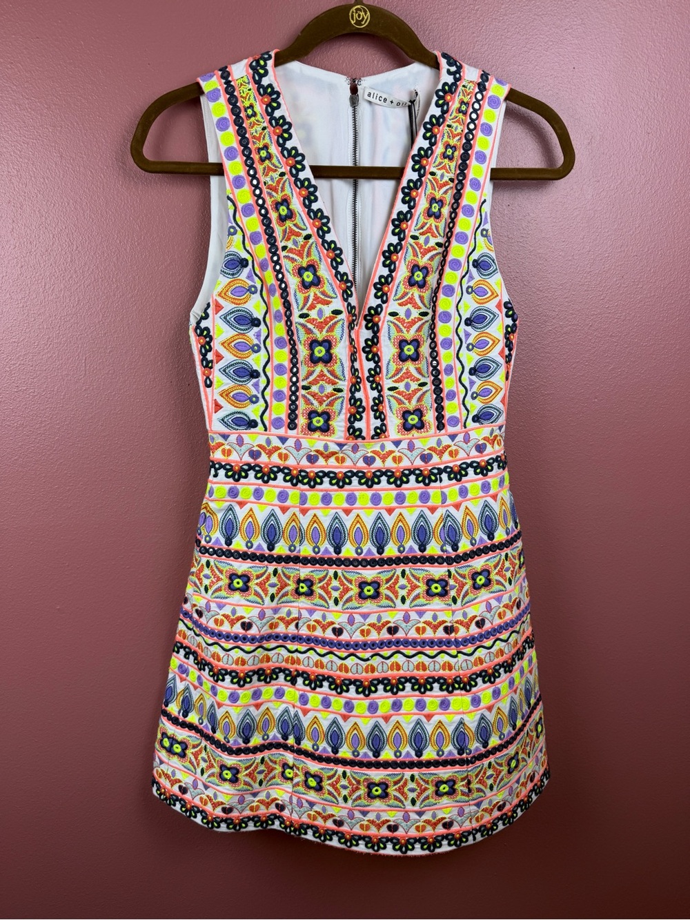 NWT Alice + Olivia Patty Embroidered Mini Dress Size 0 w/ V-neck & Pockets - Picture 2 of 11